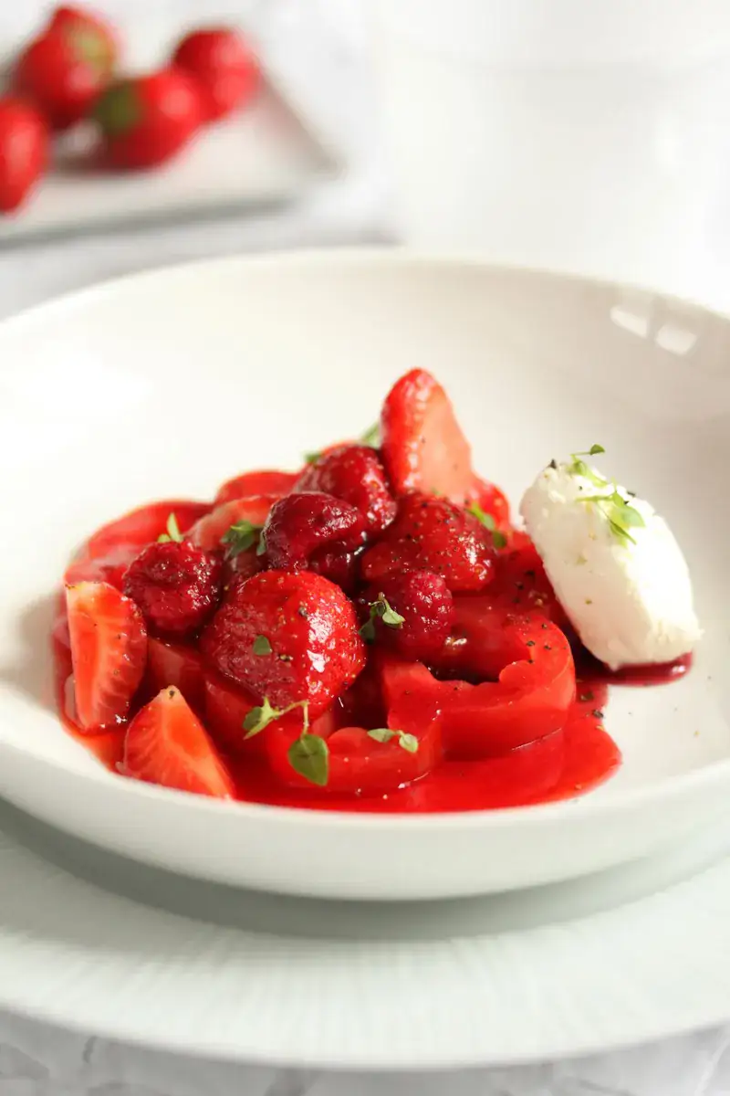 Fleur de tomate aux fruits rouges et au sirop de basilic