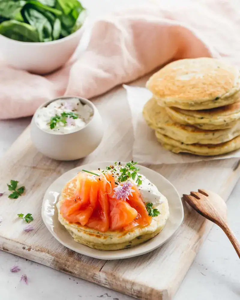 Pancakes aux herbes, saumon fumé