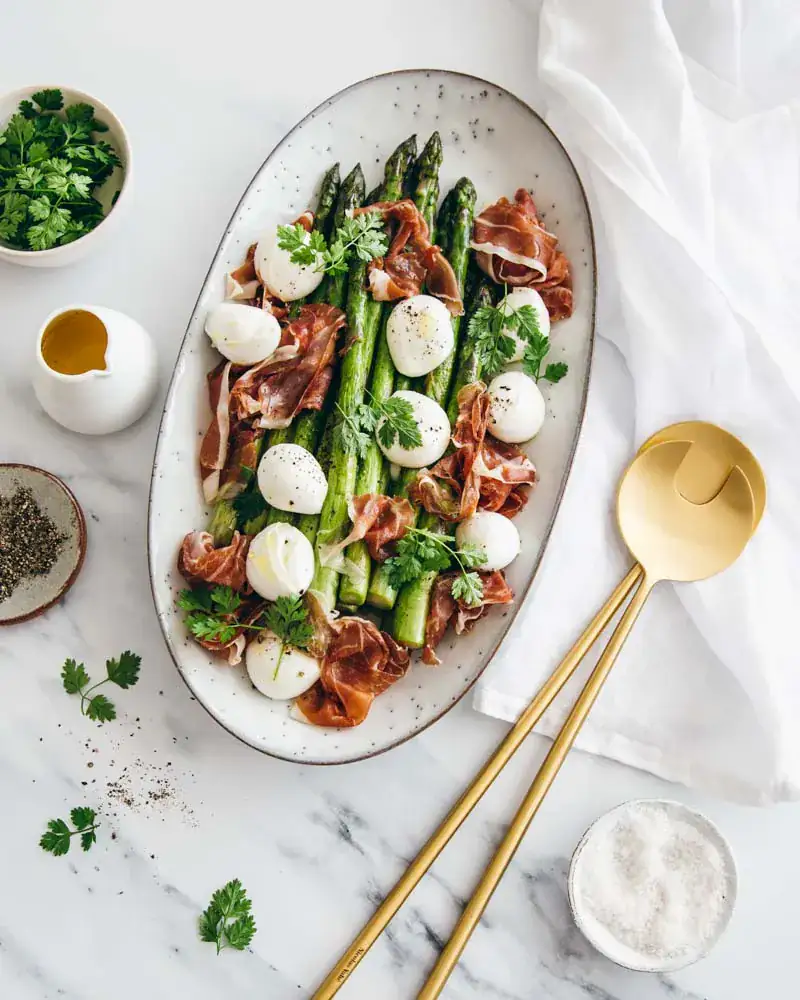 Salade d'asperges vertes, mozzarella et jambon cru