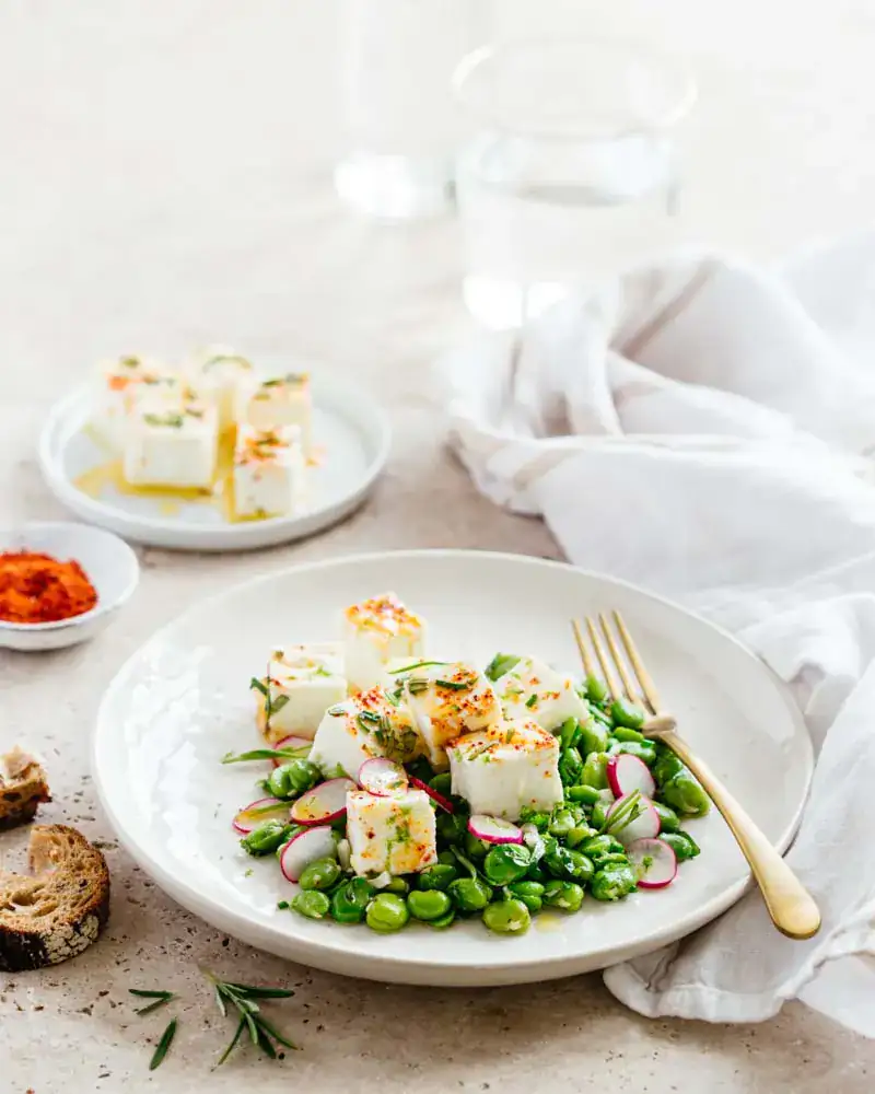 Salade de fèves, herbes fraîches et fêta marinée