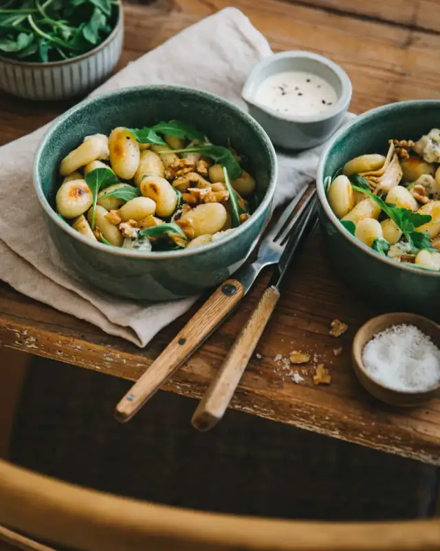 Salade de gnocchis, gorgonzola, roquette et noix