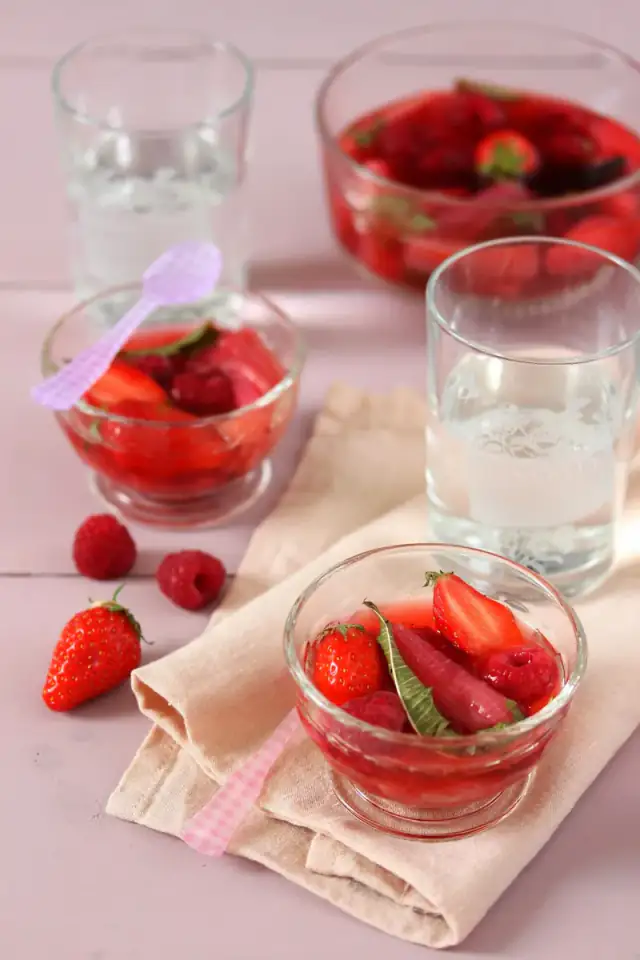 Salade de rhubarbe et fraises infusées à la verveine et à la vanille