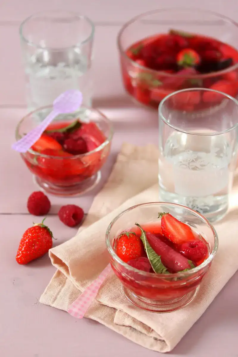 Salade de rhubarbe et fraises infusées à la verveine et à la vanille